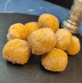 Шарики из лосося в панировке с сырной начинкой