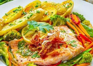 Запеченная форель с рисом и овощами