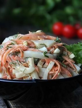 Салат з кальмарів з яйцем та корейською морквою